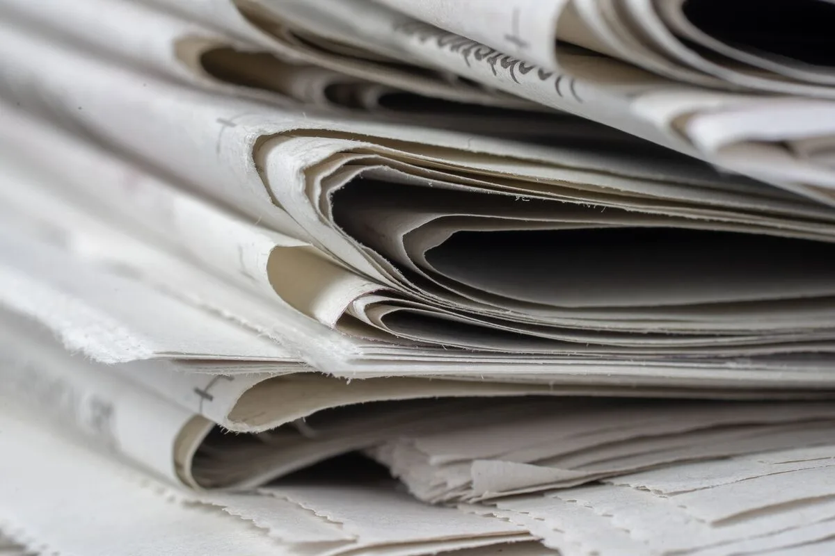 Złożone gazety ułożone jedna na drugiej
