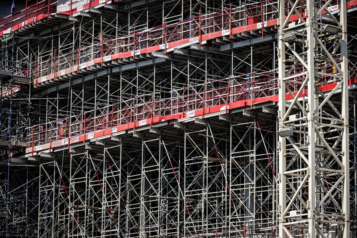 Rusztowanie otaczające budynek