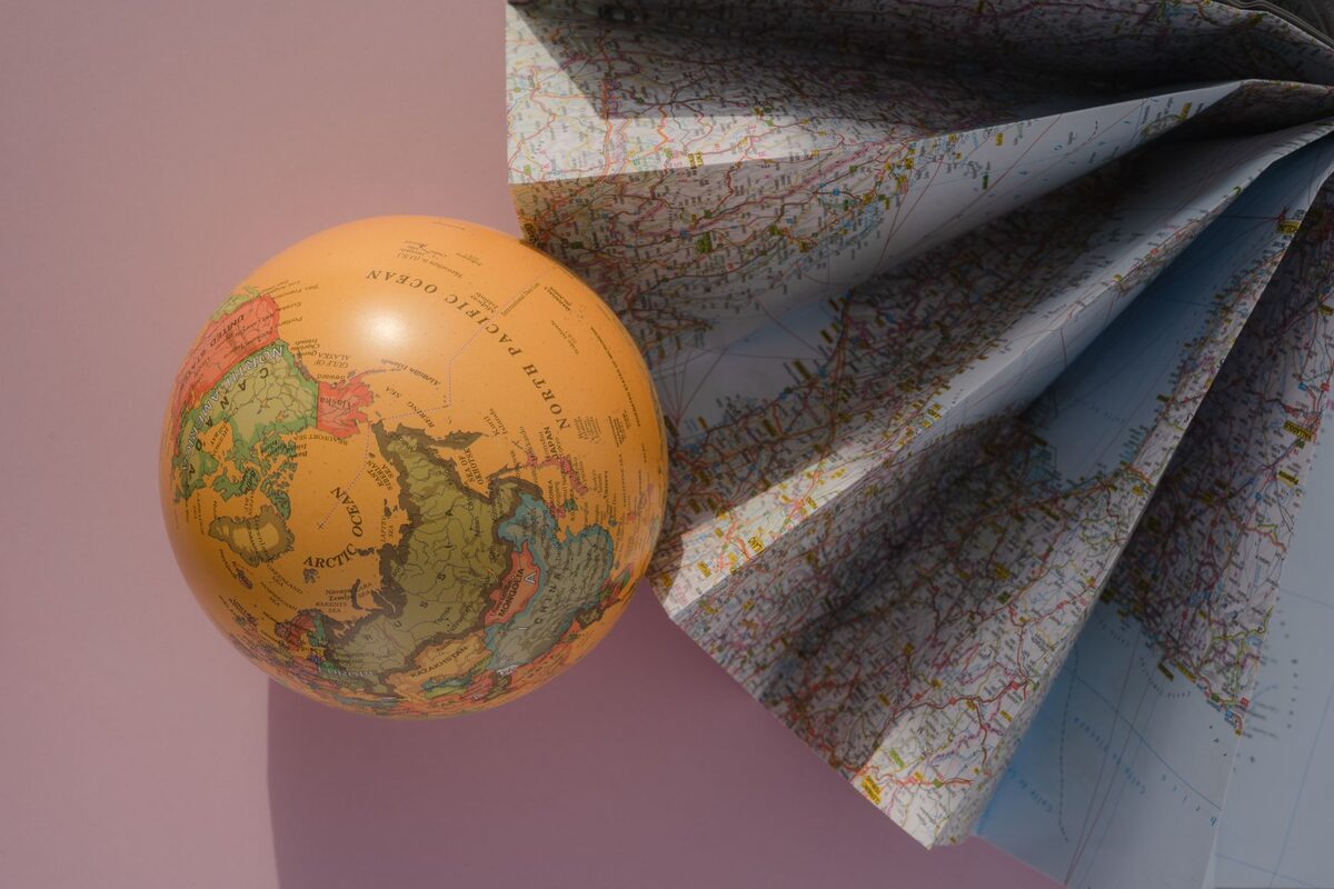 Globus na tle rozłożonych map