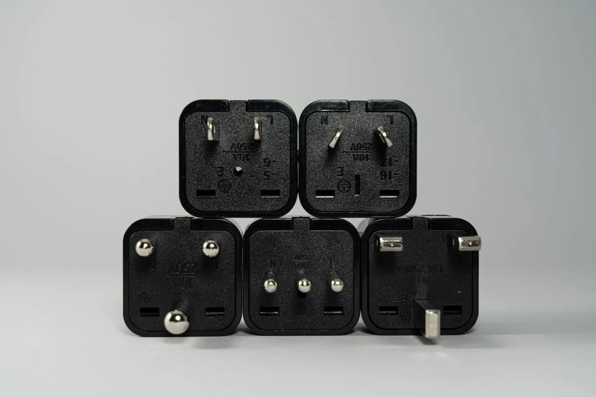 Zestaw przejściówek elektrycznych różnych standardów