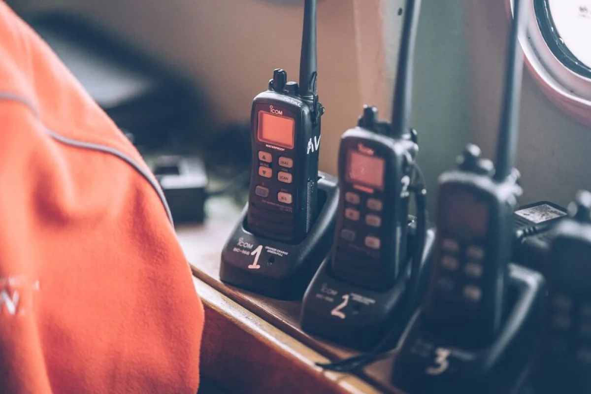 Radiotelefony ustawione w ładowarce