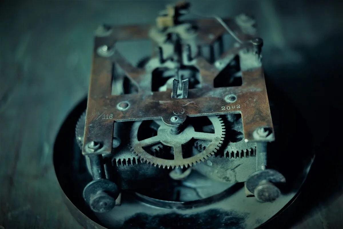 Mechanizm zegarowy z kołami zębatymi