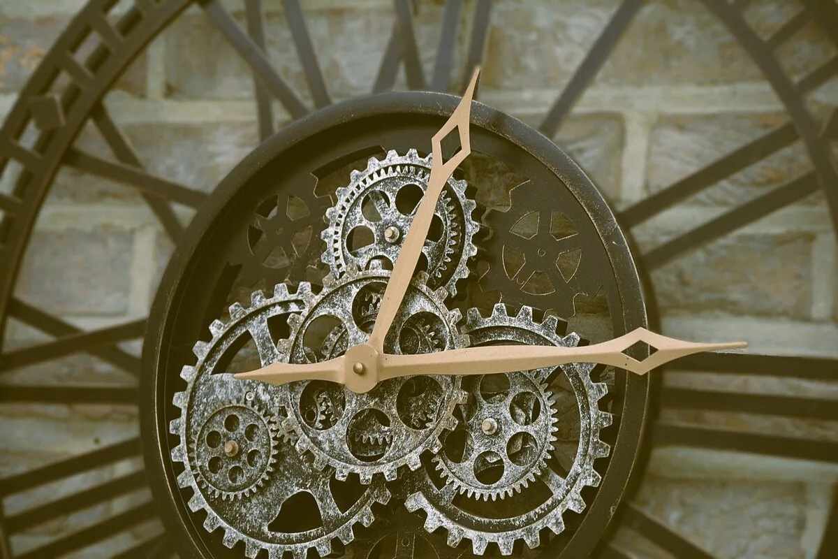 Odsłonięty mechanizm zegara z kołami zębatymi