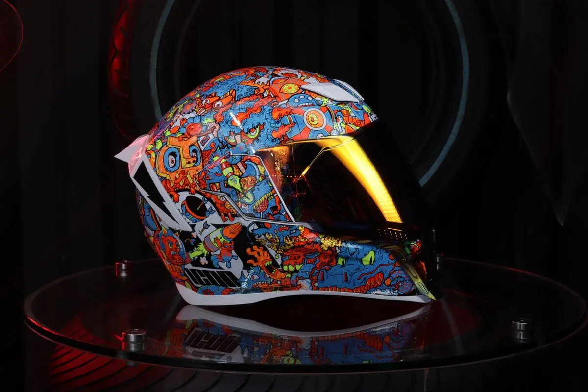 Kask ochronny z podniesioną szybką
