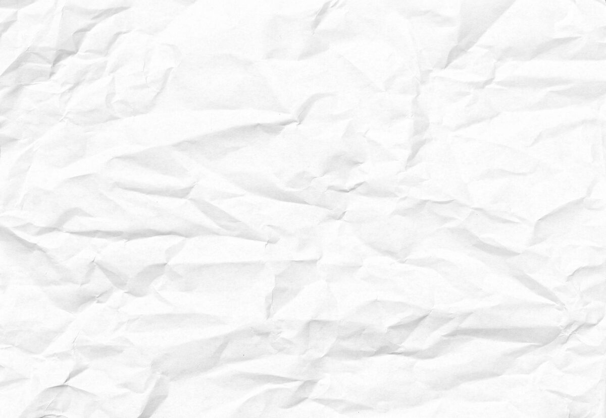 Zgnieciona biała kartka papieru