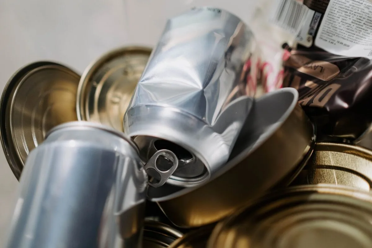 Zgniecione puszki metalowe przygotowane do odzysku