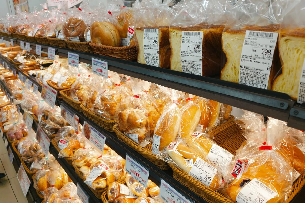 Półka z produktami i etykietami cenowymi