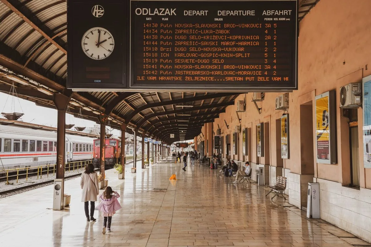 Tablica odjazdów z zegarem na peronie