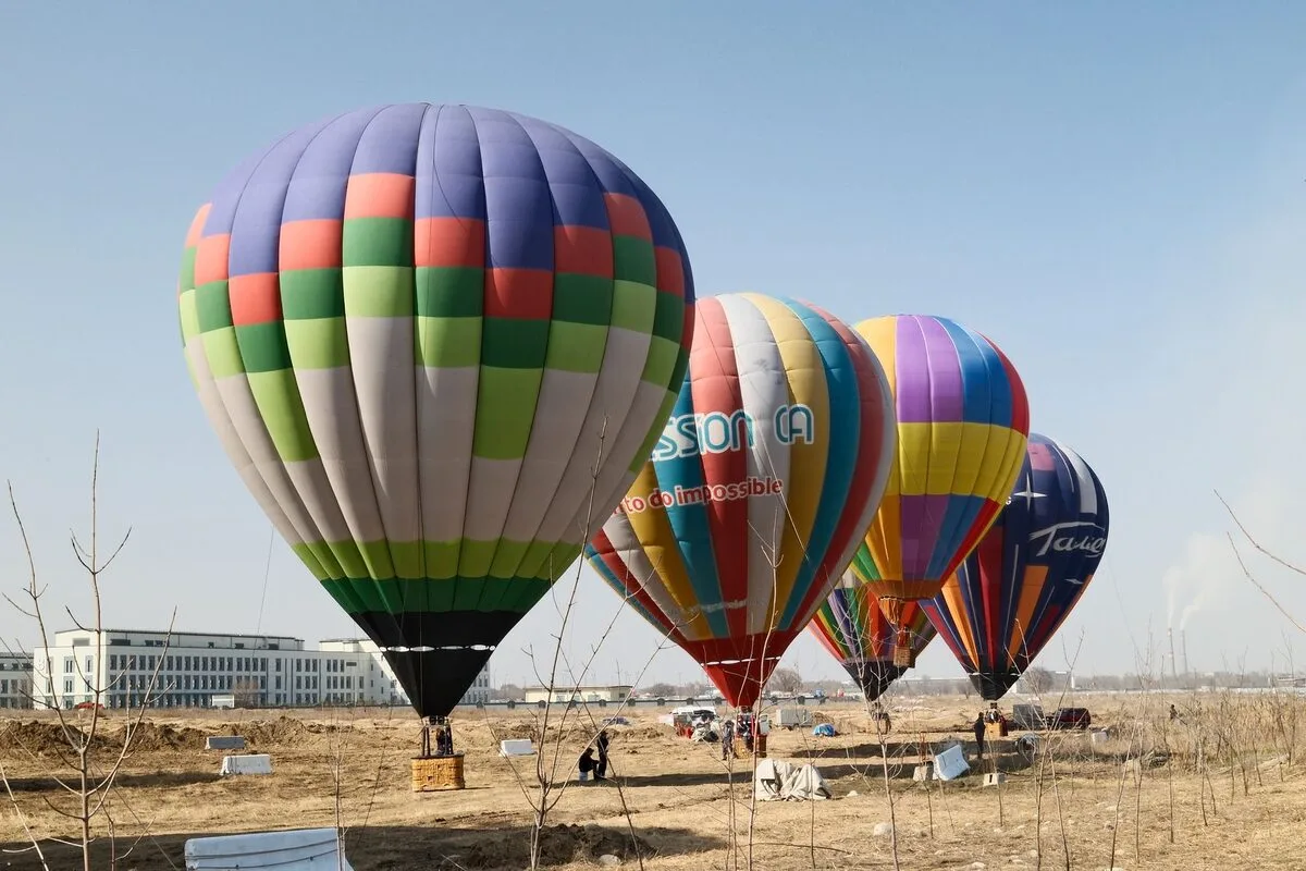 Balony na ogrzane powietrze przygotowywane do startu