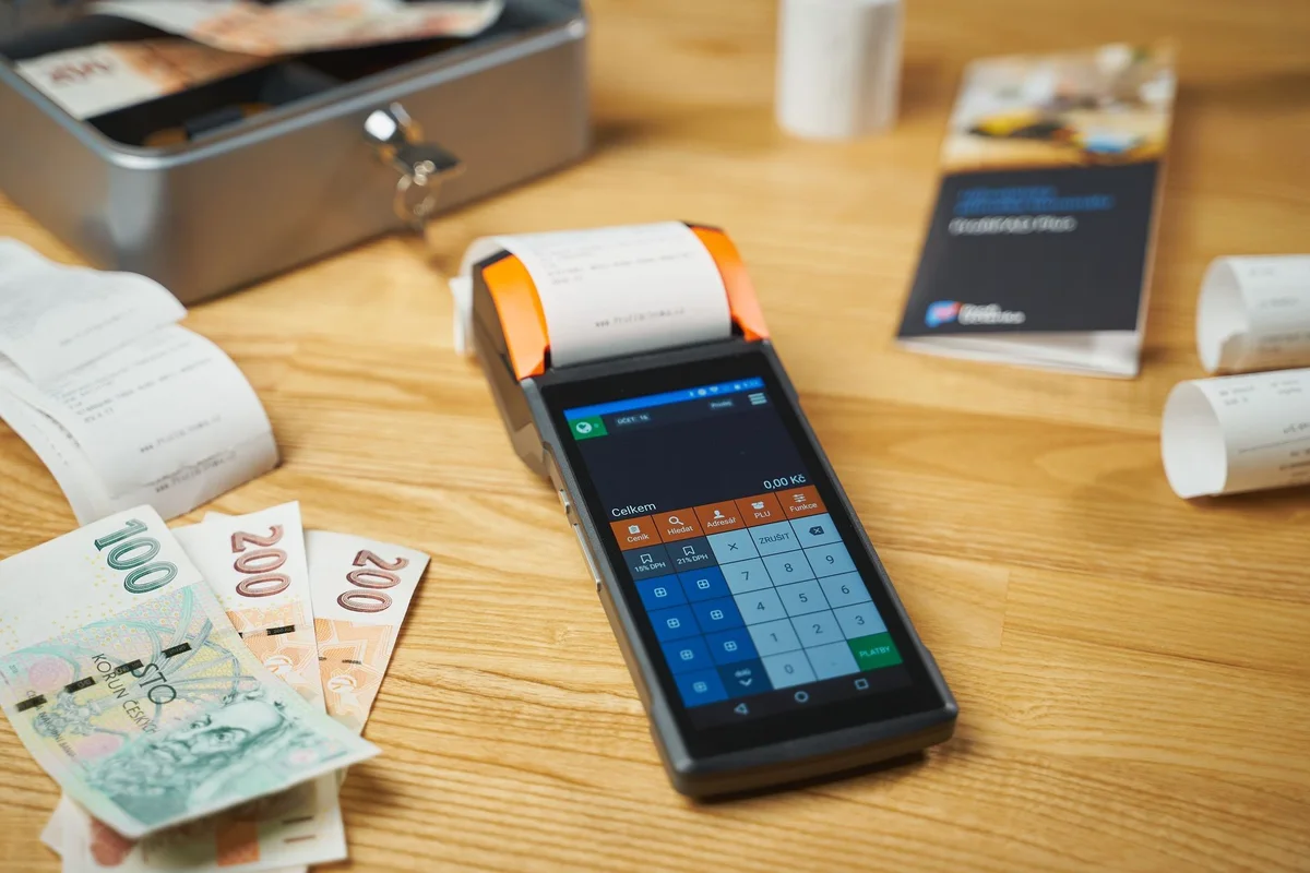 Terminal płatniczy z paragonami na biurku — Fakturownia w mikrofirmie