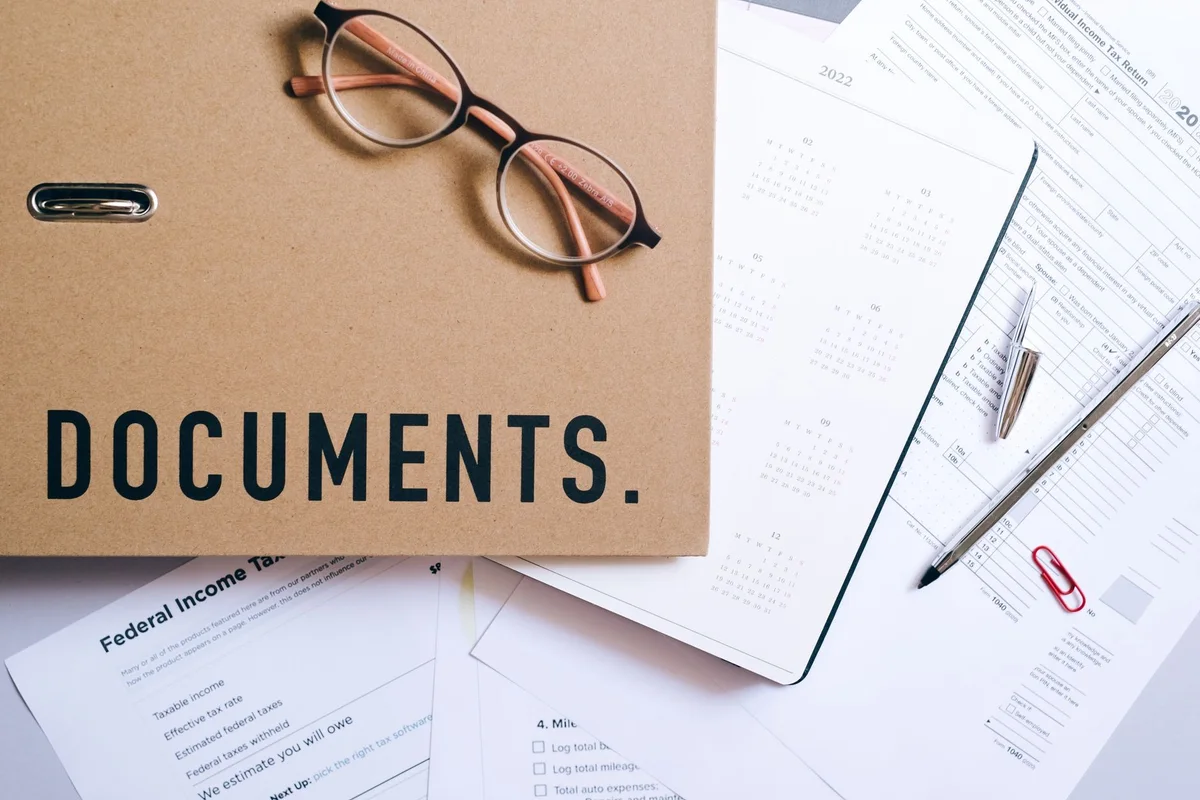 Teczka z dokumentami i okulary — iFirma i wFirma przy automatyzacji