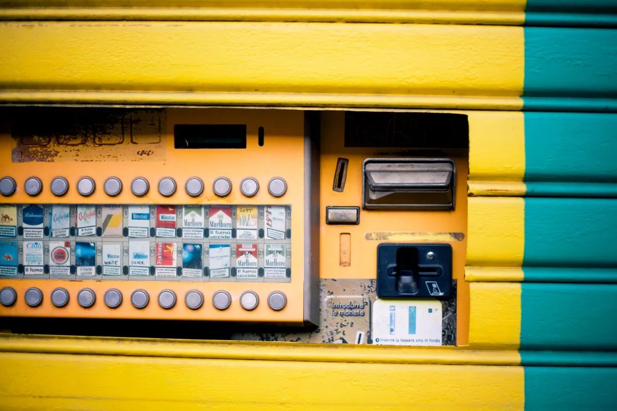 Panel automatu z przyciskami wyboru i wrzutnikiem