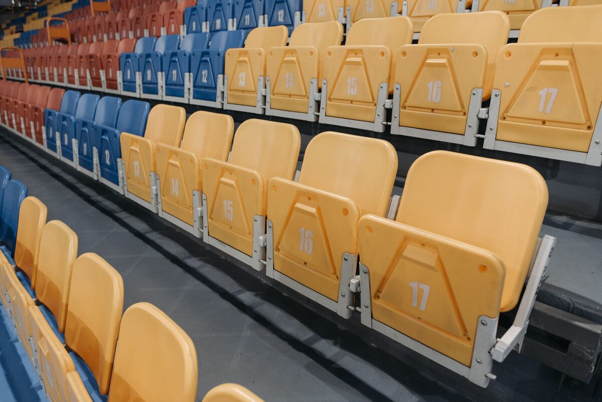 Rzędy ponumerowanych miejsc
