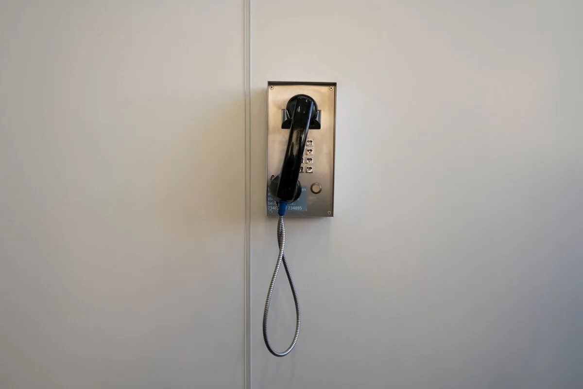 Telefon zamocowany na ścianie