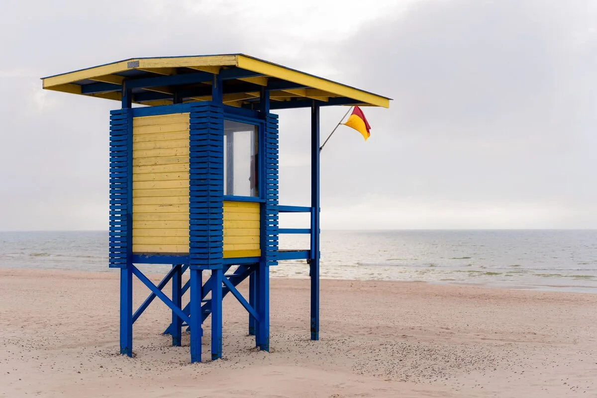 Wieża ratownicza na pustej plaży