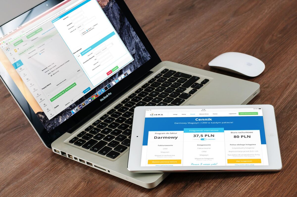 Laptop i tablet z otwartymi zestawieniami finansowymi