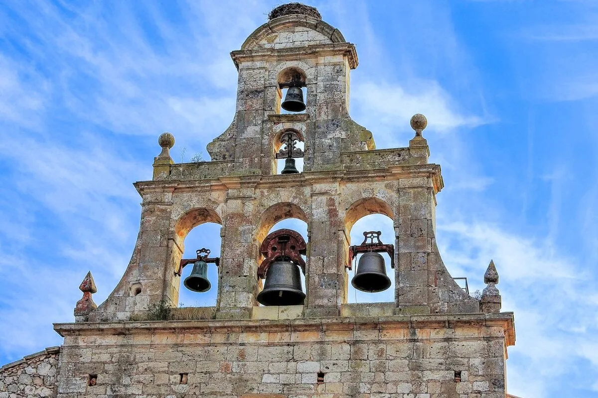 Kamienna dzwonnica z trzema dzwonami