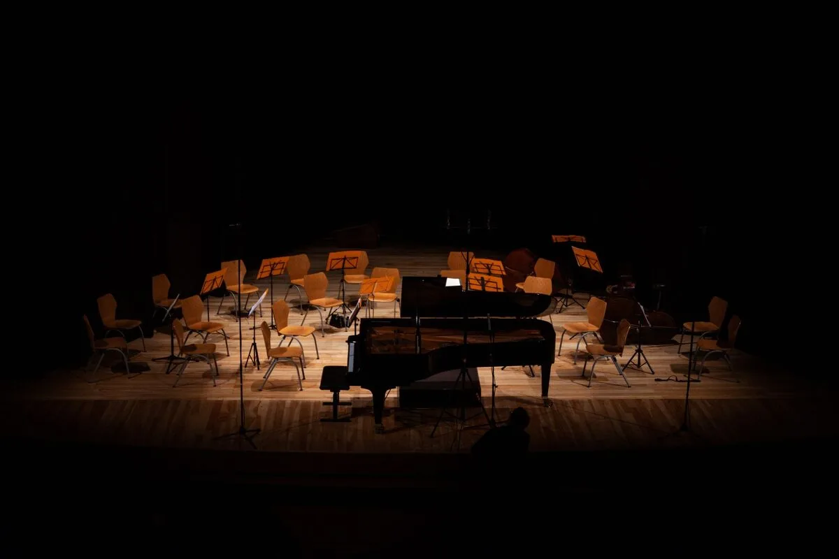Puste krzesła i instrumenty na scenie koncertowej