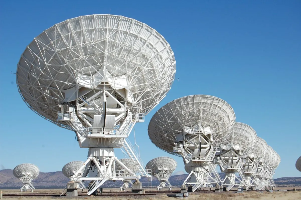 Anteny radioteleskopu skierowane w niebo