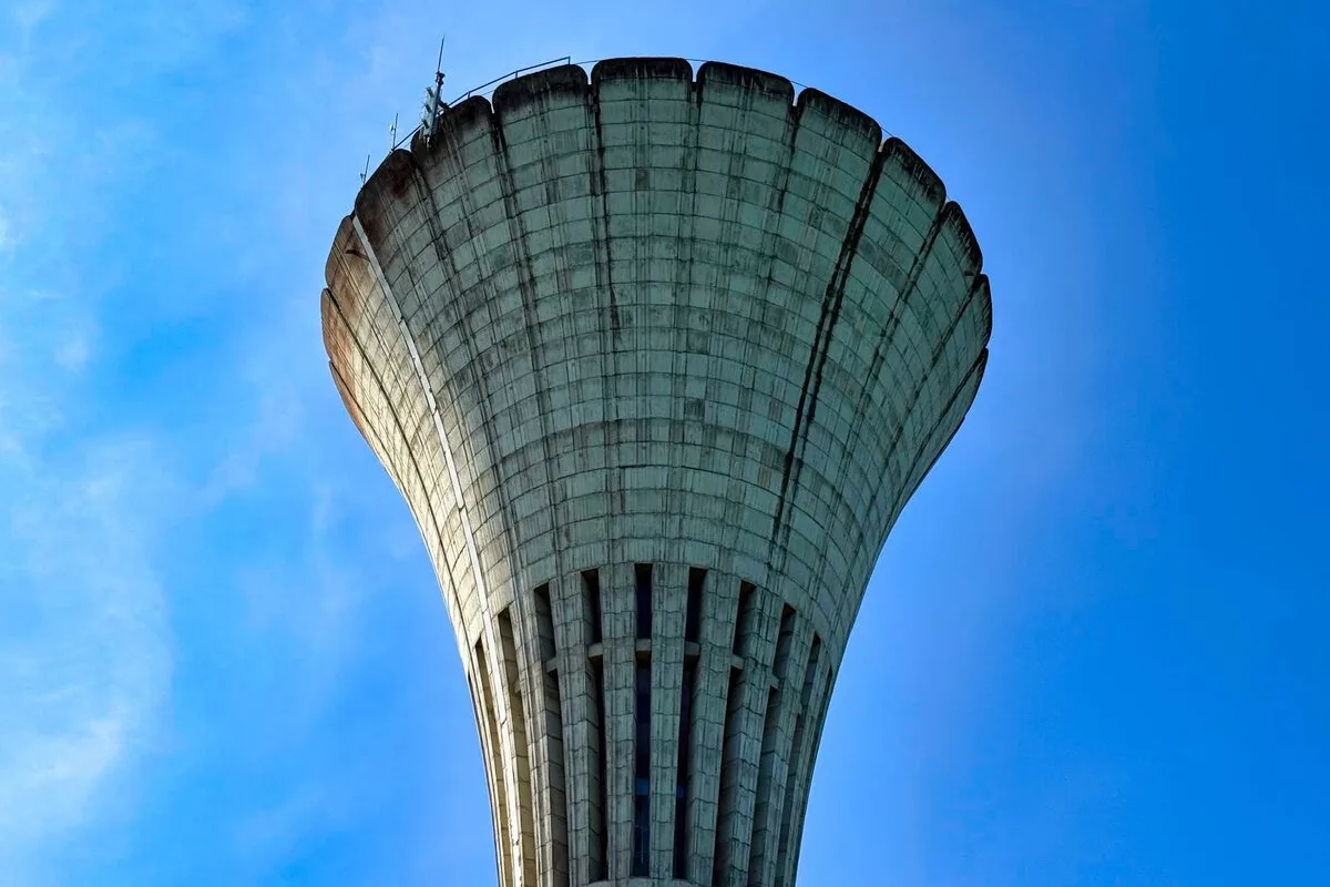 Wieża ciśnień na tle błękitnego nieba