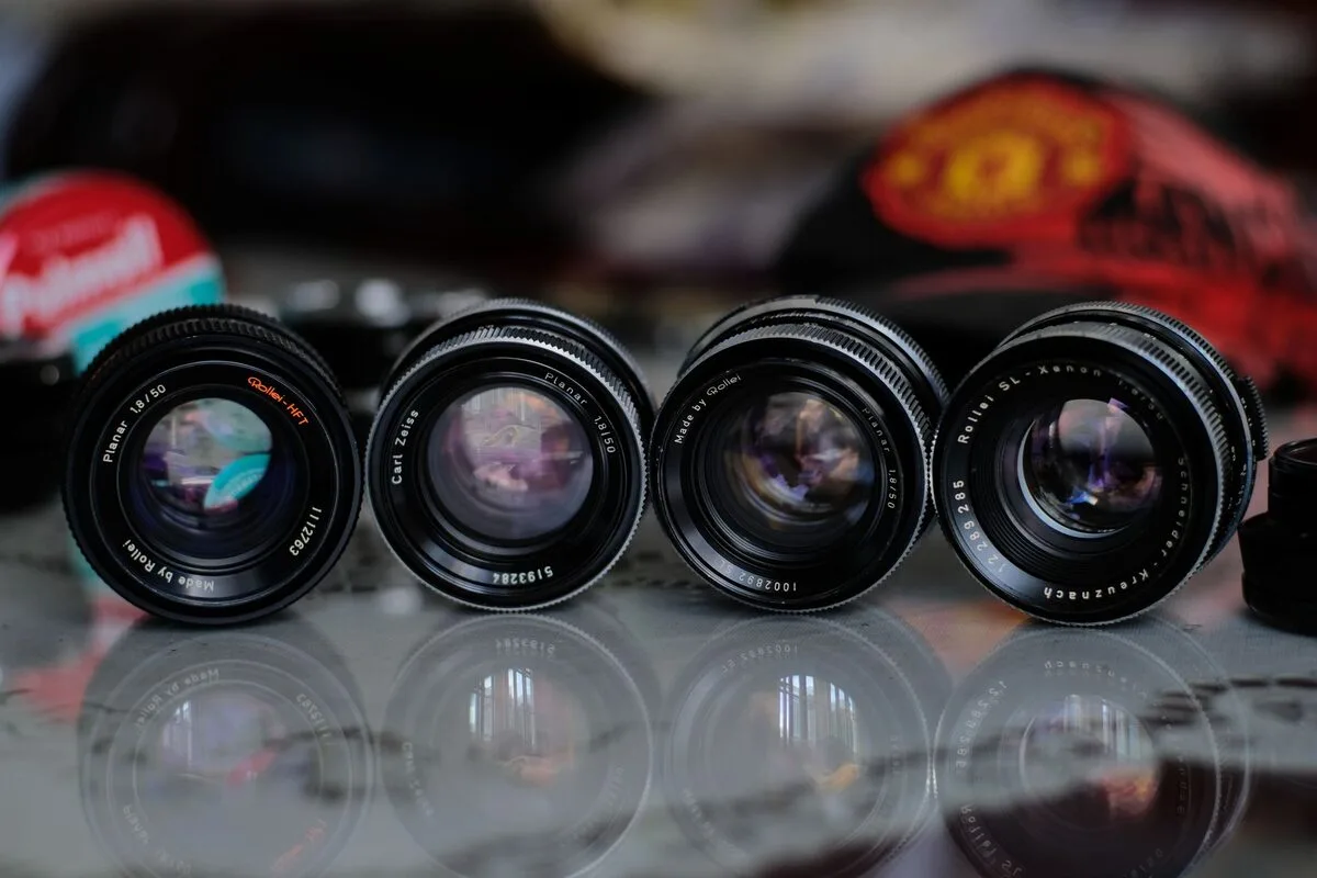 Obiektywy fotograficzne ustawione w rzędzie