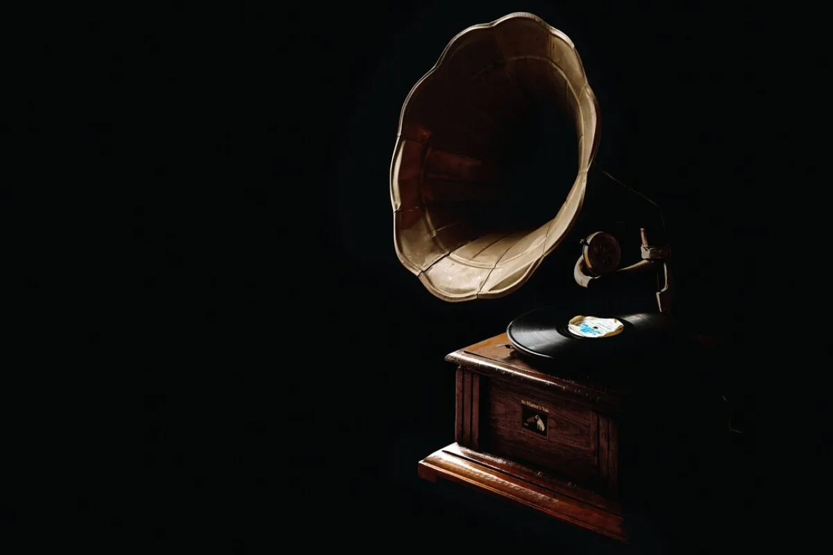 Gramofon z tubą na ciemnym tle