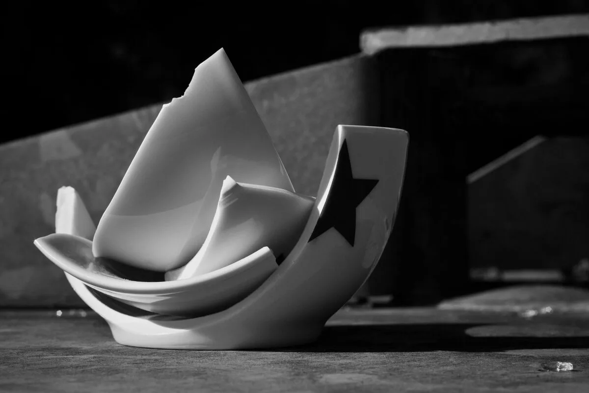 Rozbite naczynie ceramiczne