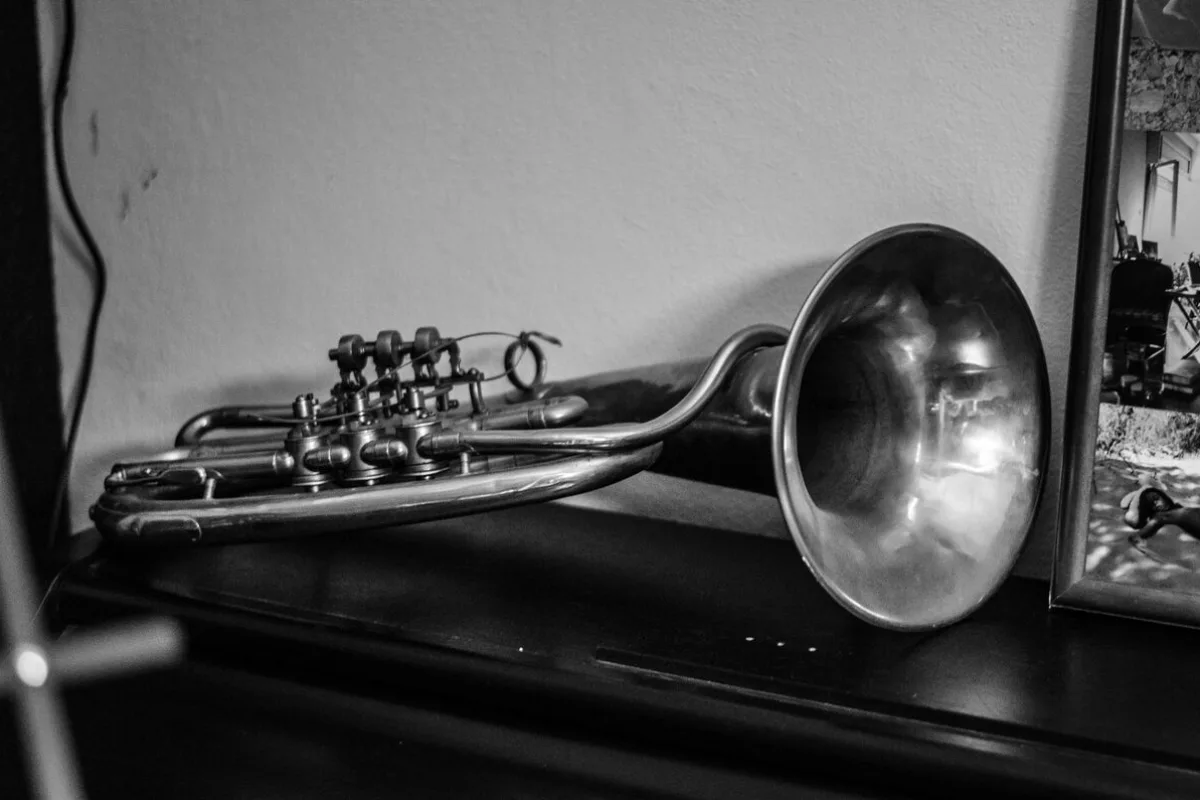 Trąbka odłożona obok instrumentu klawiszowego