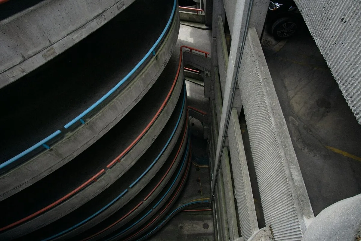 Spiralny podjazd wielopoziomowego parkingu