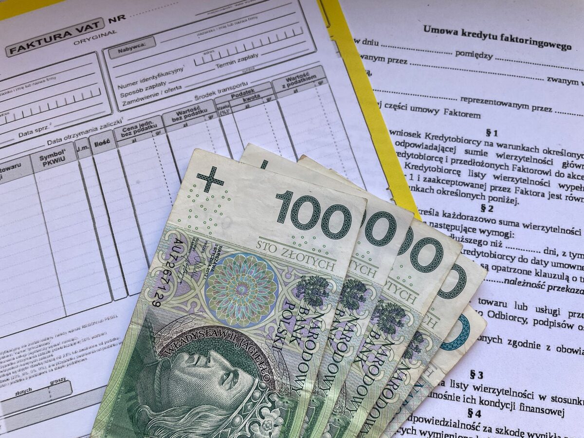 Formularz podatkowy z banknotami stuzłotowymi