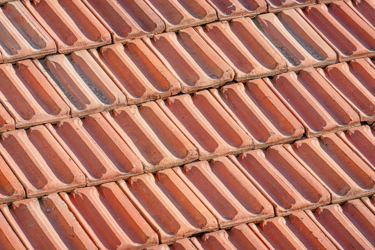 Ceramiczne dachówki ułożone w równe rzędy