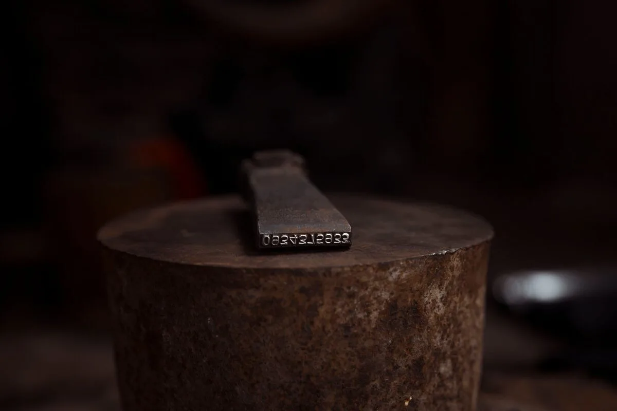 Wybite oznaczenie na metalowym elemencie