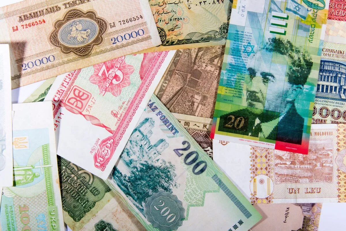 Banknoty różnych walut rozłożone obok siebie