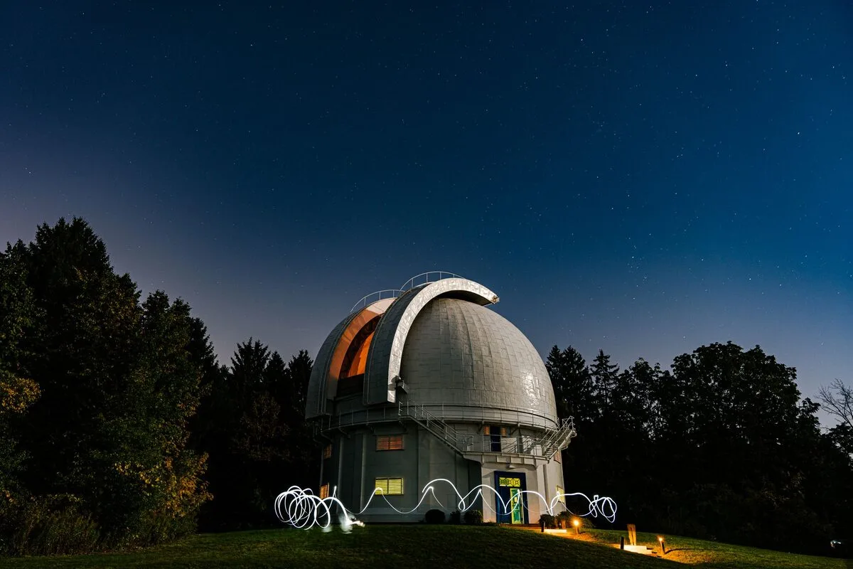 Kopuła obserwatorium astronomicznego nocą