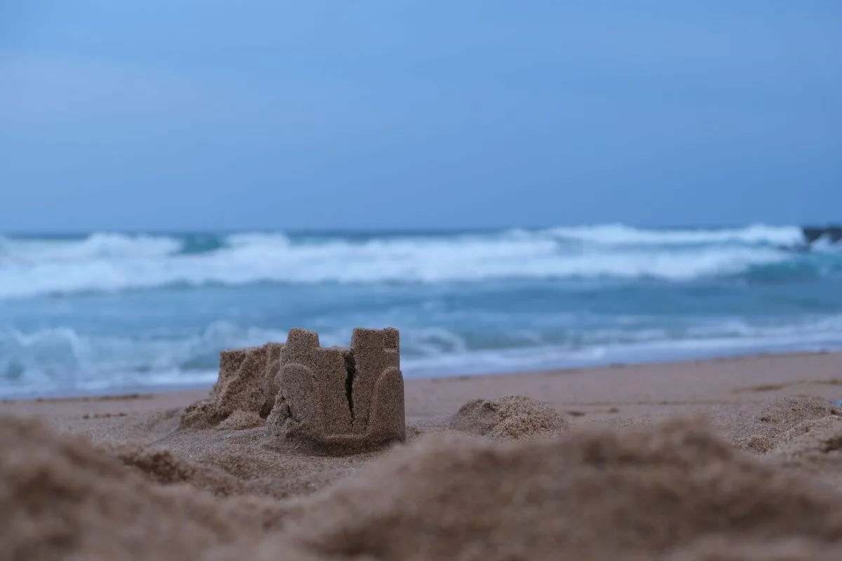 Niedokończony zamek z piasku na plaży
