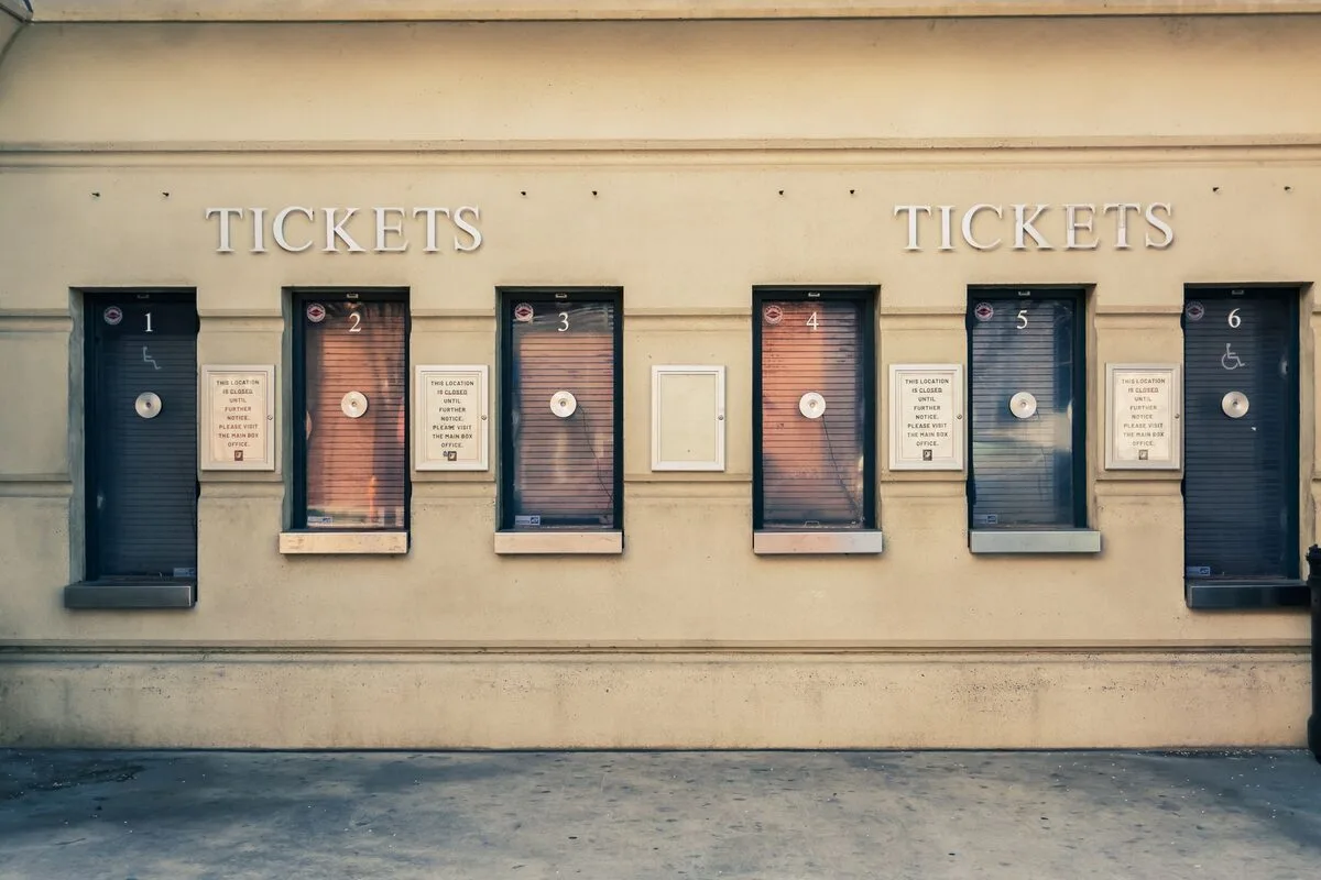 Rząd okienek kasowych z napisem Tickets
