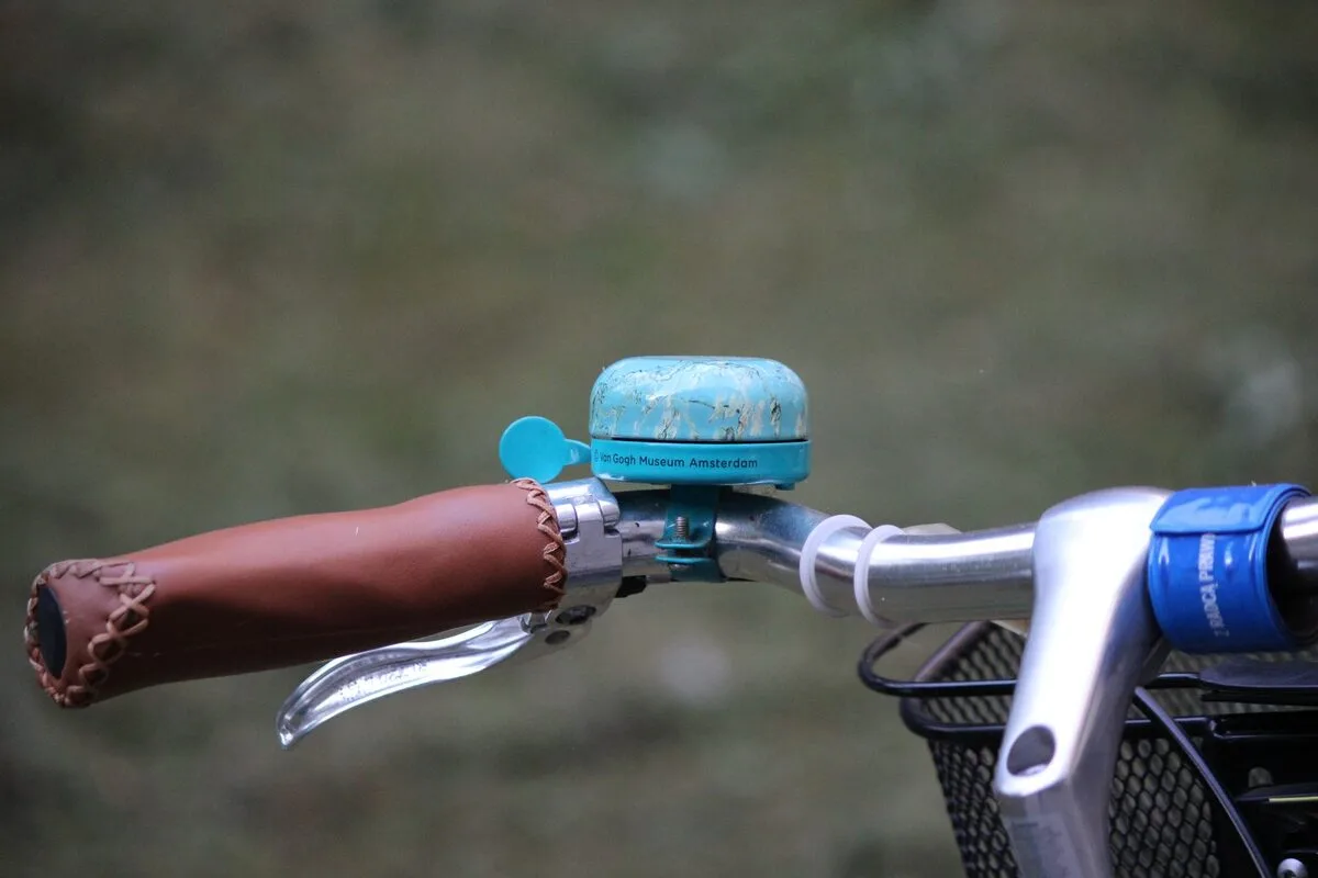 Dzwonek zamontowany na kierownicy roweru