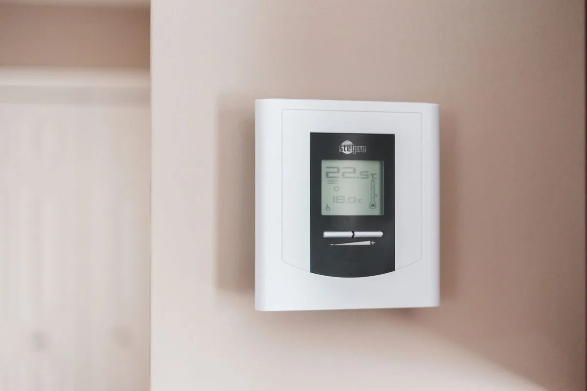Regulator temperatury zamocowany na ścianie
