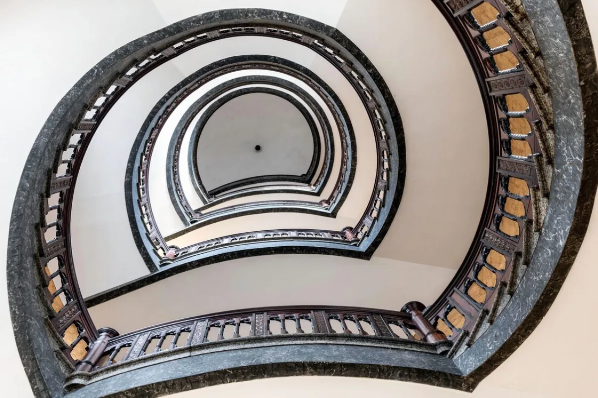 Spiralna klatka schodowa widziana z dołu