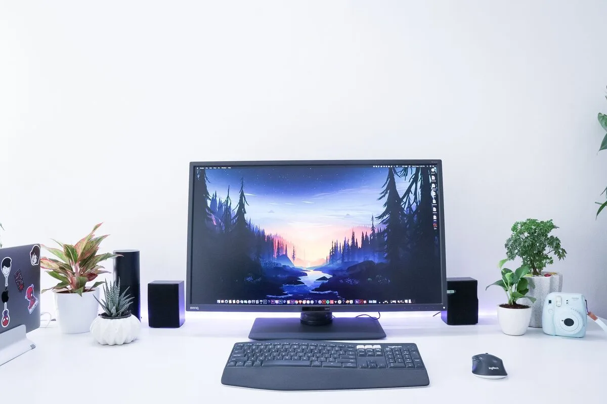 Uporządkowane stanowisko z monitorem i klawiaturą