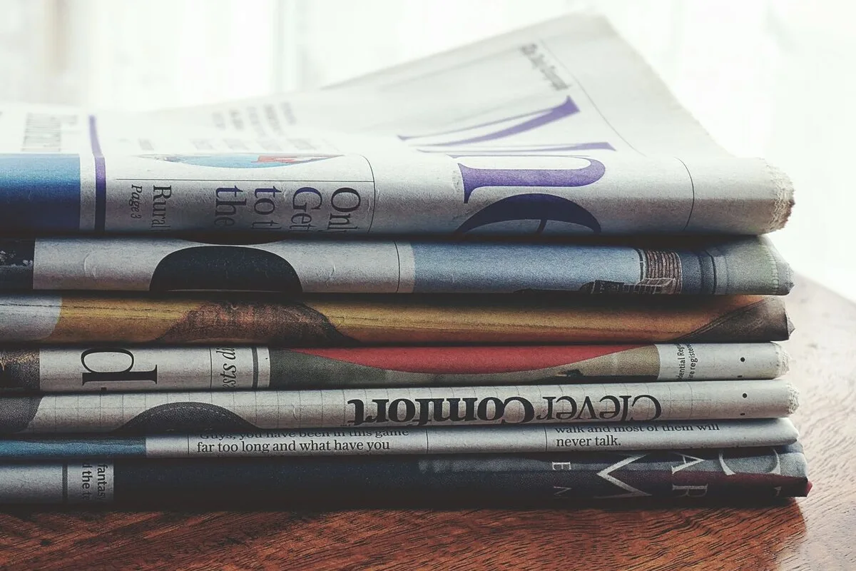 Stos gazet ułożonych jedna na drugiej
