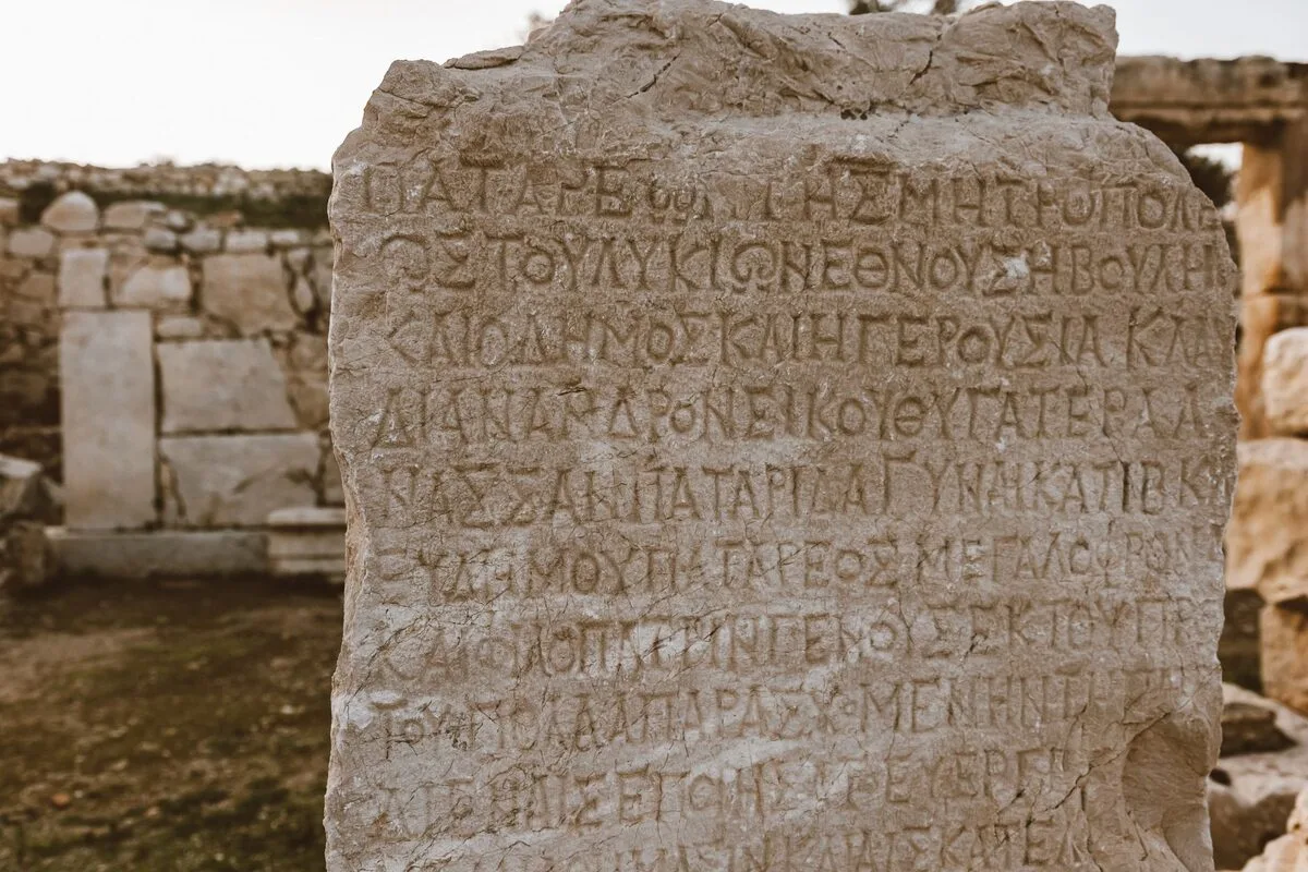 Kamienna stela z wykutym tekstem