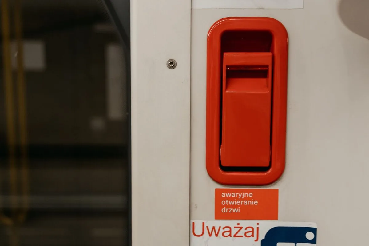 Czerwona dźwignia hamulca bezpieczeństwa