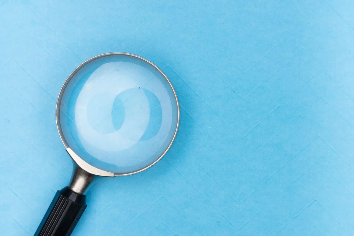 Szkło powiększające na jednolitym tle