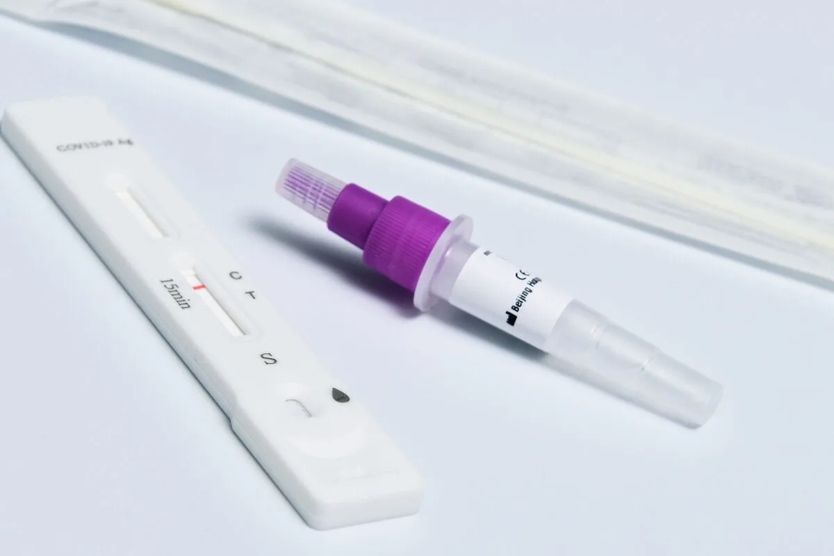 Test paskowy obok probówki z próbką