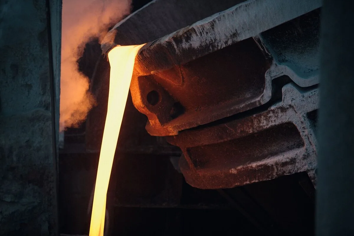 Strumień roztopionego metalu wylewany z pieca