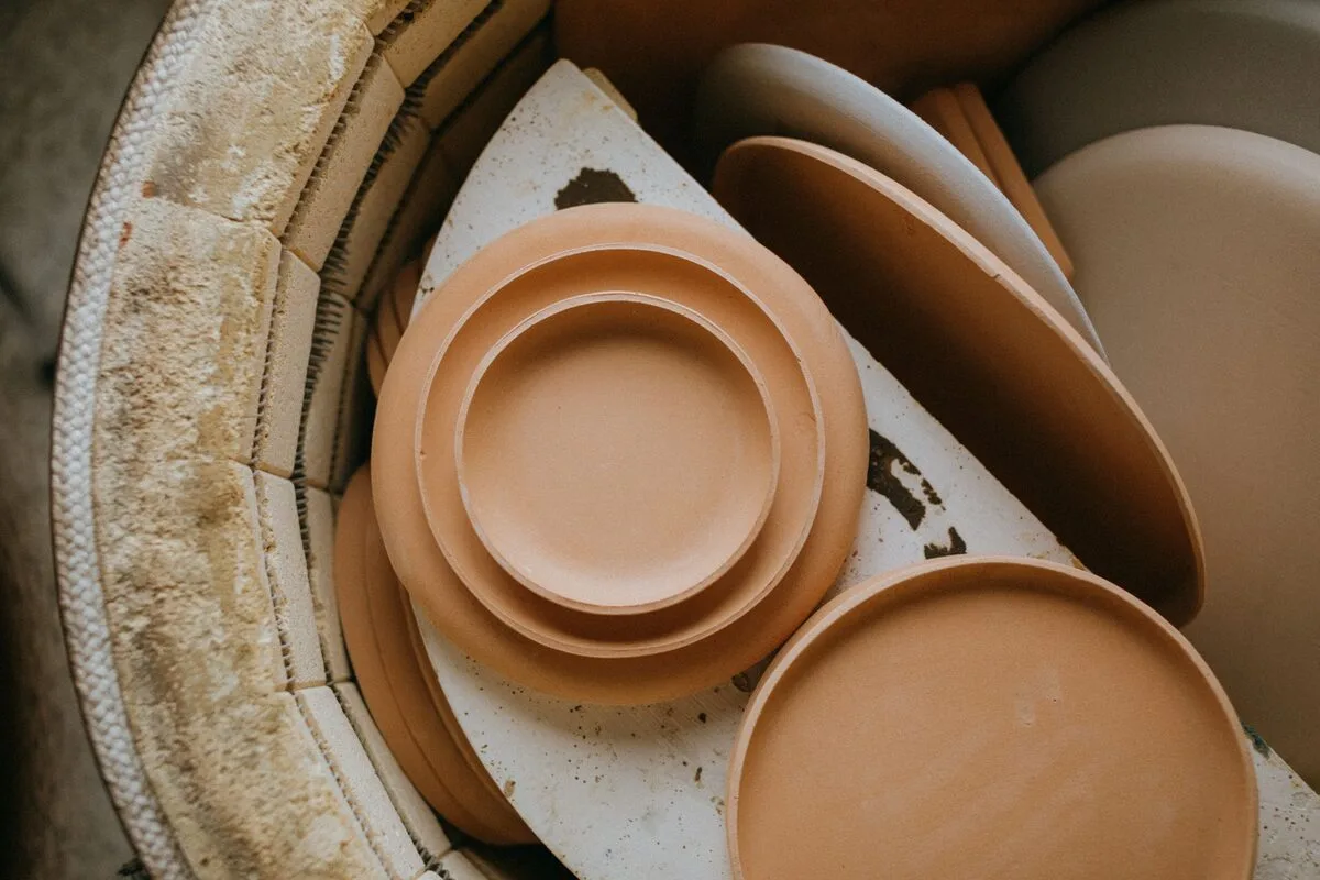 Ceramiczne naczynia ułożone we wnętrzu pieca