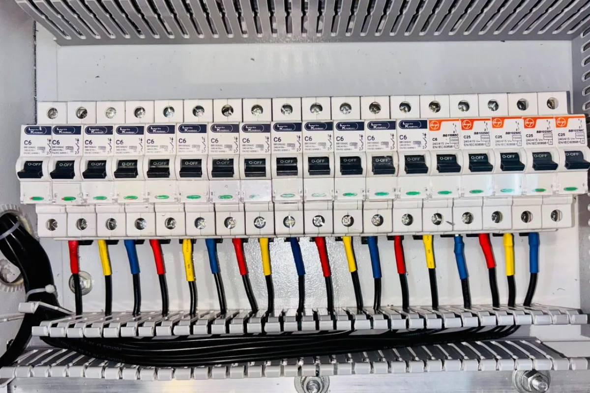 Rozdzielnica elektryczna z rzędem bezpieczników