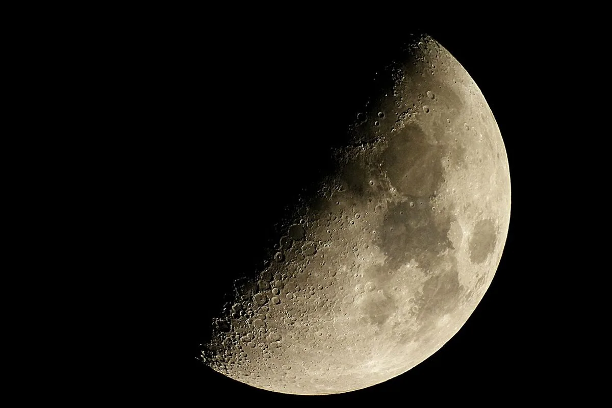 Księżyc w pierwszej kwadrze na nocnym niebie