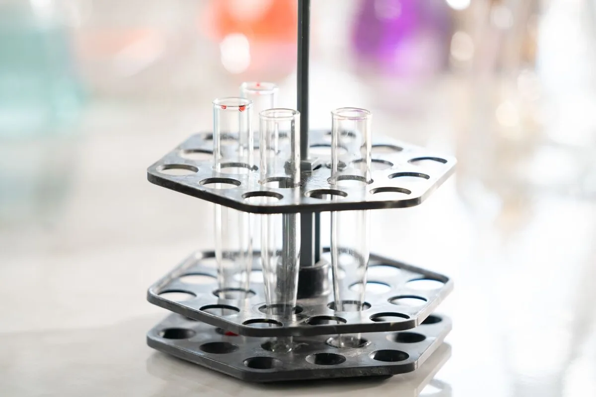 Statyw z probówkami laboratoryjnymi
